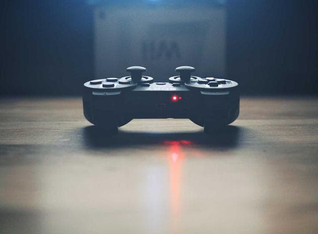 Une manette de jeu posée au sol, abandonnée